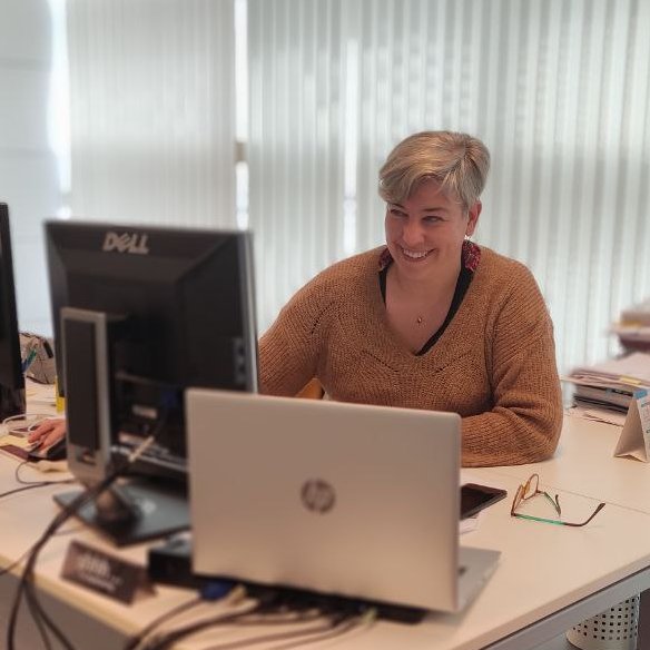 astursalud's tweet photo. 📸La directora general de #Cuidados, #Humanización y #AtenciónSociosanitaria ha conversado de manera telemática con representantes de @AMESMIASTENIA sobre la fatiga extrema que condiciona su calidad de vida y su disponibilidad para mejorar el conocimiento de #Miastenia
#Diálogo https://t.co/El2lpFBzEx