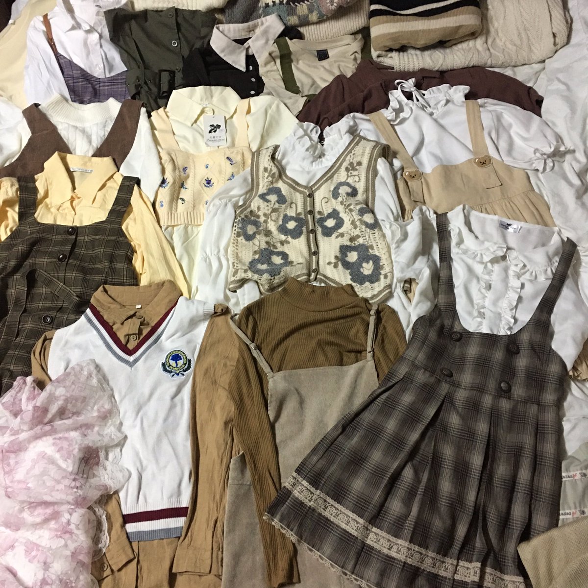 DeimKhncn's tweet photo. ส่งต่อค่ะ ใส่ไม่เกิน2ครั้ง บางตัวไม่เคยใส่ 
รีทวิตก่อนลงขาย ลด5บาท 
ค่าส่ง 40 เกิน3ตัวต่อไป+5
คนปัก เรามากดเฟบเรียกค่ะ มีมากกว่าในรูป

#เสื้อผ้ามือสอง #ส่งต่อเสื้อผ้า #เสื้อผ้ามือ2 #เสื้อผ้ามือสองราคาถูก #เสื้อผ้ามือสองสภาพดี #ส่งต่อเสื้อผ้ามือ2 #ส่งต่อเสื้อผ้ามือสองสภาพดี https://t.co/aFjh7ls2kx