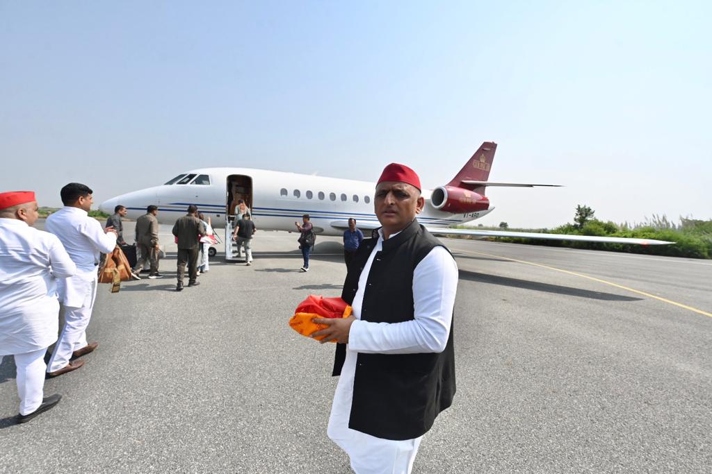 samajwadiparty's tweet photo. श्रद्धेय नेताजी का अस्थि कलश लेकर हरिद्वार रवाना होने के लिए सैफई हवाई पट्टी पहुंचे श्री अखिलेश यादव जी। https://t.co/Ef5v3u8tNU