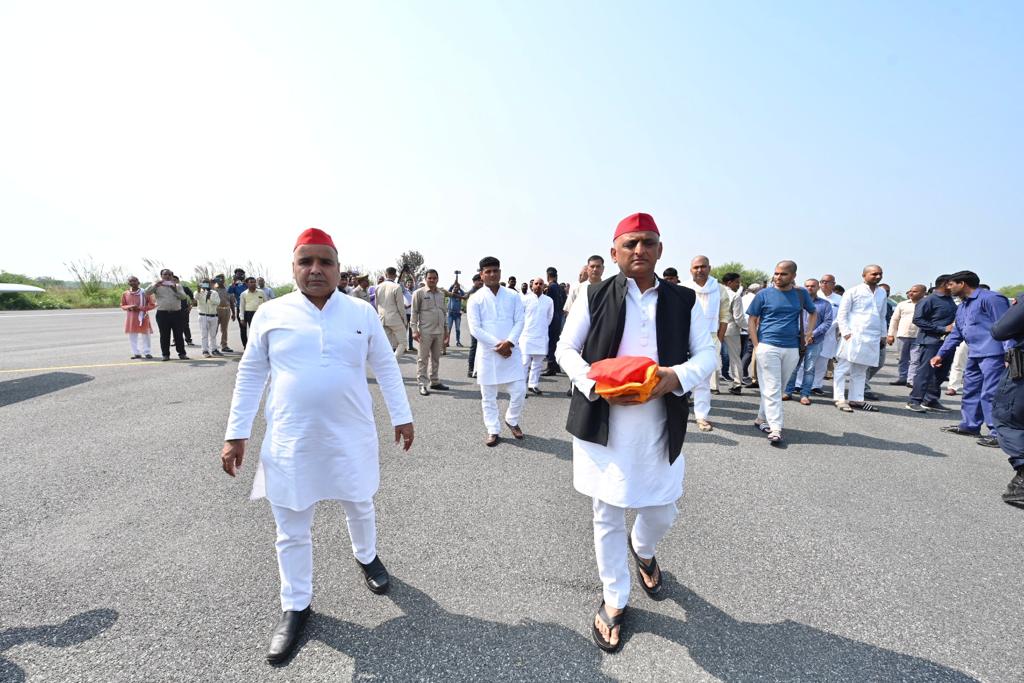 samajwadiparty's tweet photo. श्रद्धेय नेताजी का अस्थि कलश लेकर हरिद्वार रवाना होने के लिए सैफई हवाई पट्टी पहुंचे श्री अखिलेश यादव जी। https://t.co/Ef5v3u8tNU