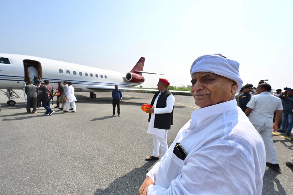 samajwadiparty's tweet photo. श्रद्धेय नेताजी का अस्थि कलश लेकर हरिद्वार रवाना होने के लिए सैफई हवाई पट्टी पहुंचे श्री अखिलेश यादव जी। https://t.co/Ef5v3u8tNU