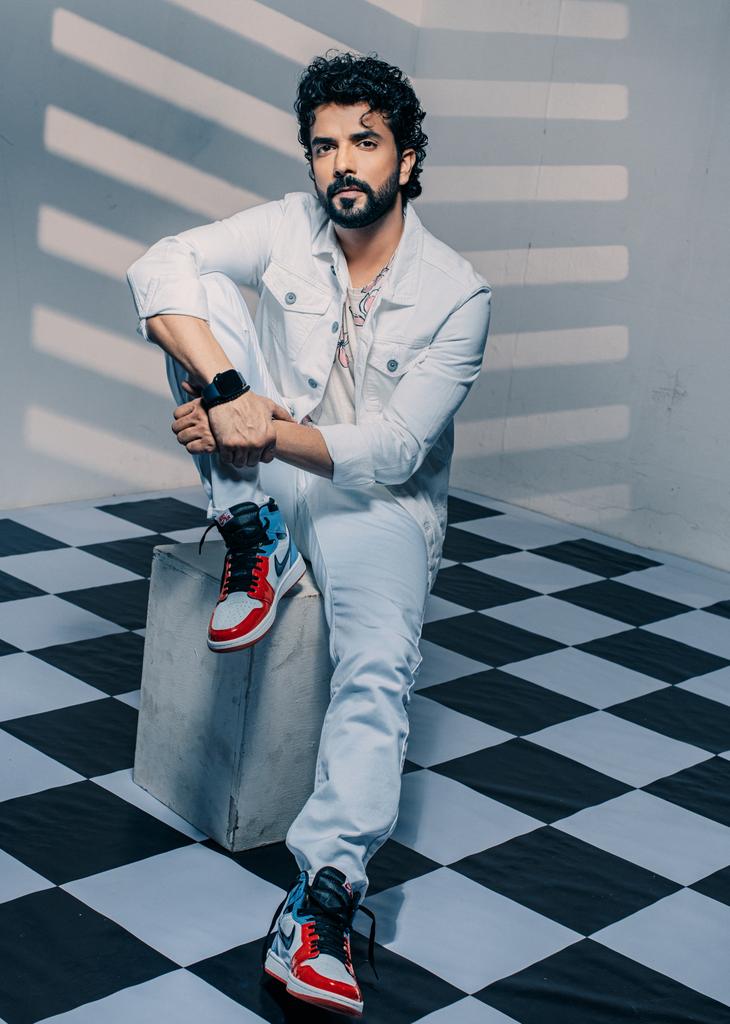 Let's add a tinge of colour in blacks and greys♥️🤍💙