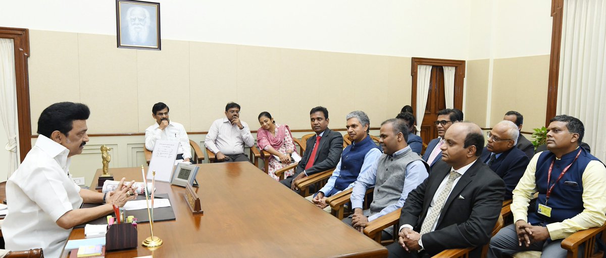 CMOTamilnadu's tweet photo. சிங்கப்பூர் நாட்டிற்கான இந்தியத் தூதர் திரு.பெரியசாமி குமரன், நைஜீரியா நாட்டிற்கான இந்தியத் தூதர் திரு.ஜி.பாலசுப்பிரமணியன், ஐஸ்லாந்து நாட்டிற்கான இந்தியத் தூதர் திரு.பி.ஷியாம், சூடான் நாட்டிற்கான இந்தியத் தூதர் திரு.பி.எஸ்.முபாரக், 

1/3 https://t.co/4WfM1kW9Kj