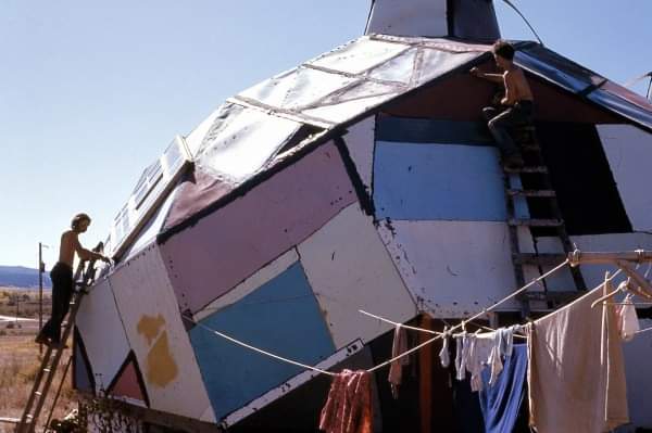 areasvellas's tweet photo. ...un buen día para volver a recordar la
#DropCity, Colorado... One of the first rural communes of the counterculture, known for its distinctive dwellings, adapted from the geodesic designs of architect Buckminster Fuller...
#architecture #arquitectura
https://t.co/8KYk3ByHRR https://t.co/MlqXaVaiQ3