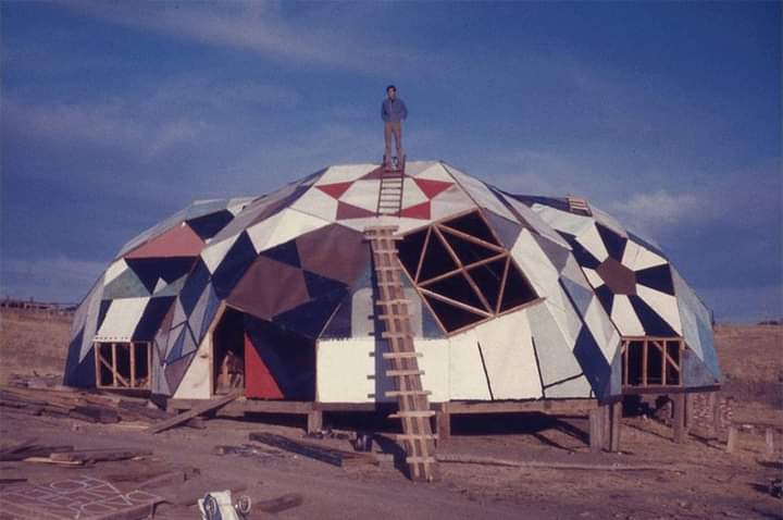 areasvellas's tweet photo. ...un buen día para volver a recordar la
#DropCity, Colorado... One of the first rural communes of the counterculture, known for its distinctive dwellings, adapted from the geodesic designs of architect Buckminster Fuller...
#architecture #arquitectura
https://t.co/8KYk3ByHRR https://t.co/MlqXaVaiQ3