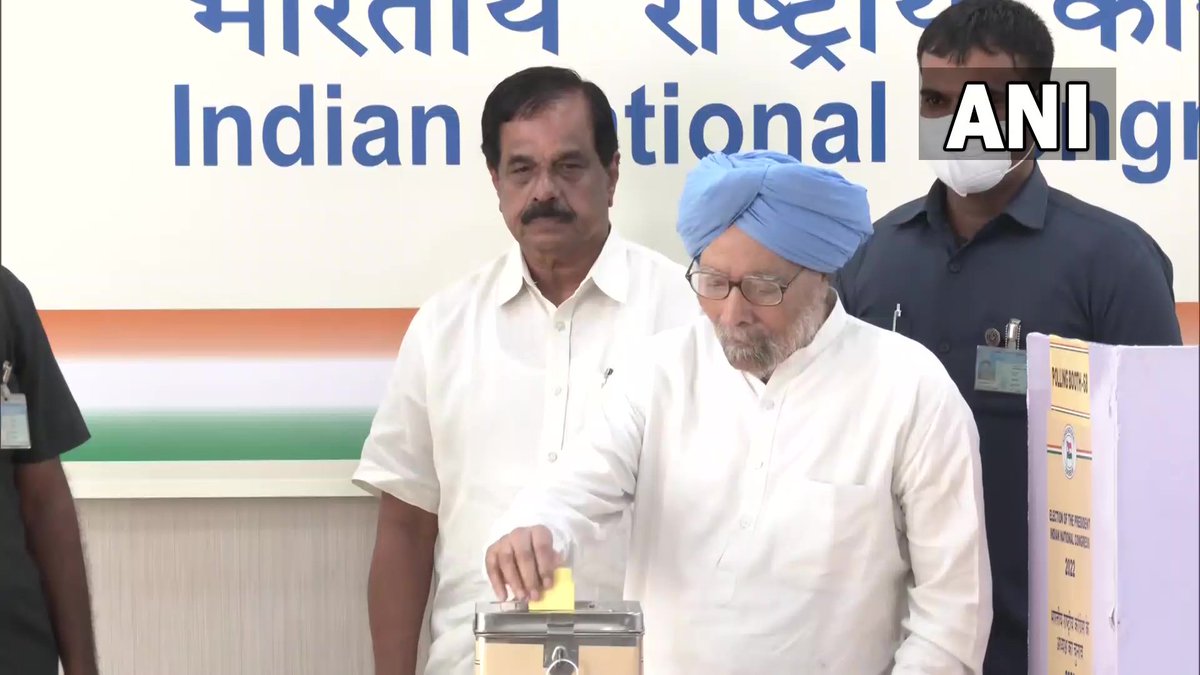 ndtv's tweet photo. Delhi | Former Prime Minister Dr Manmohan Singh casts his vote in the #CongressPresidentPolls https://t.co/8zl83m2mGN