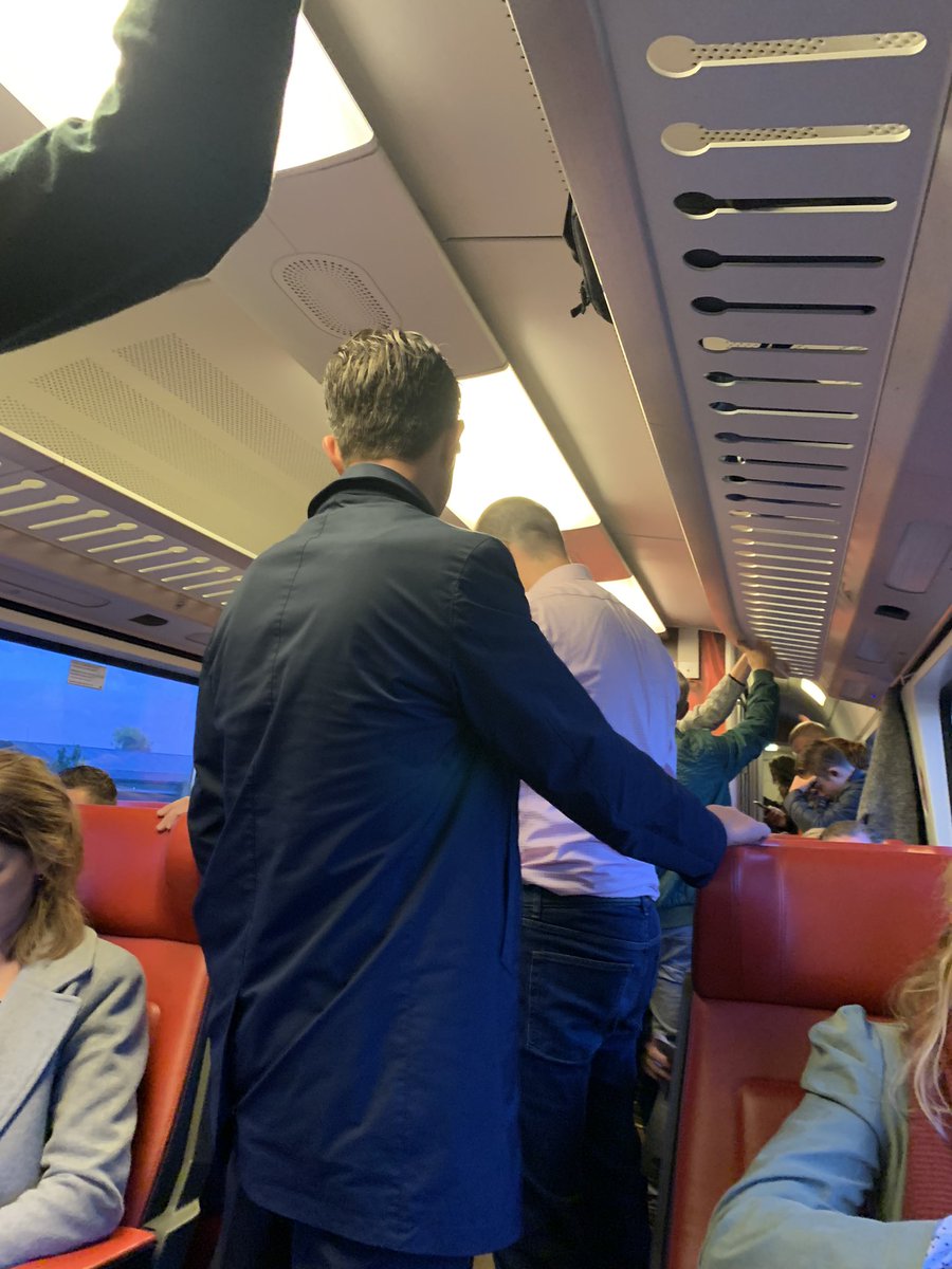 petramesselink's tweet photo. Elke keer kan ik deze foto maken @NS_online. Druktemeters helpen niet, upgraden naar 1e klas niet. Traject Utrecht -Den Haag. #ramvol https://t.co/BN06TbNYRr