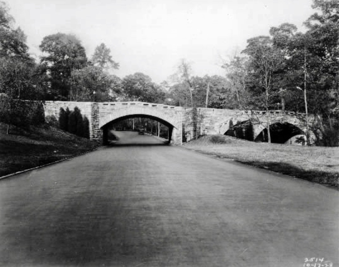 #OTD in 1928
Ardsley Road #Bridge, #BronxRiverParkway, #Scarsdale New York
rigid-frame reinforced #concrete structure faced with stone & with a decorative parapet & a picturesque stone staircase for access to paths along the Bronx River
Oct. 17, 1928
#highwaydesign #parkways