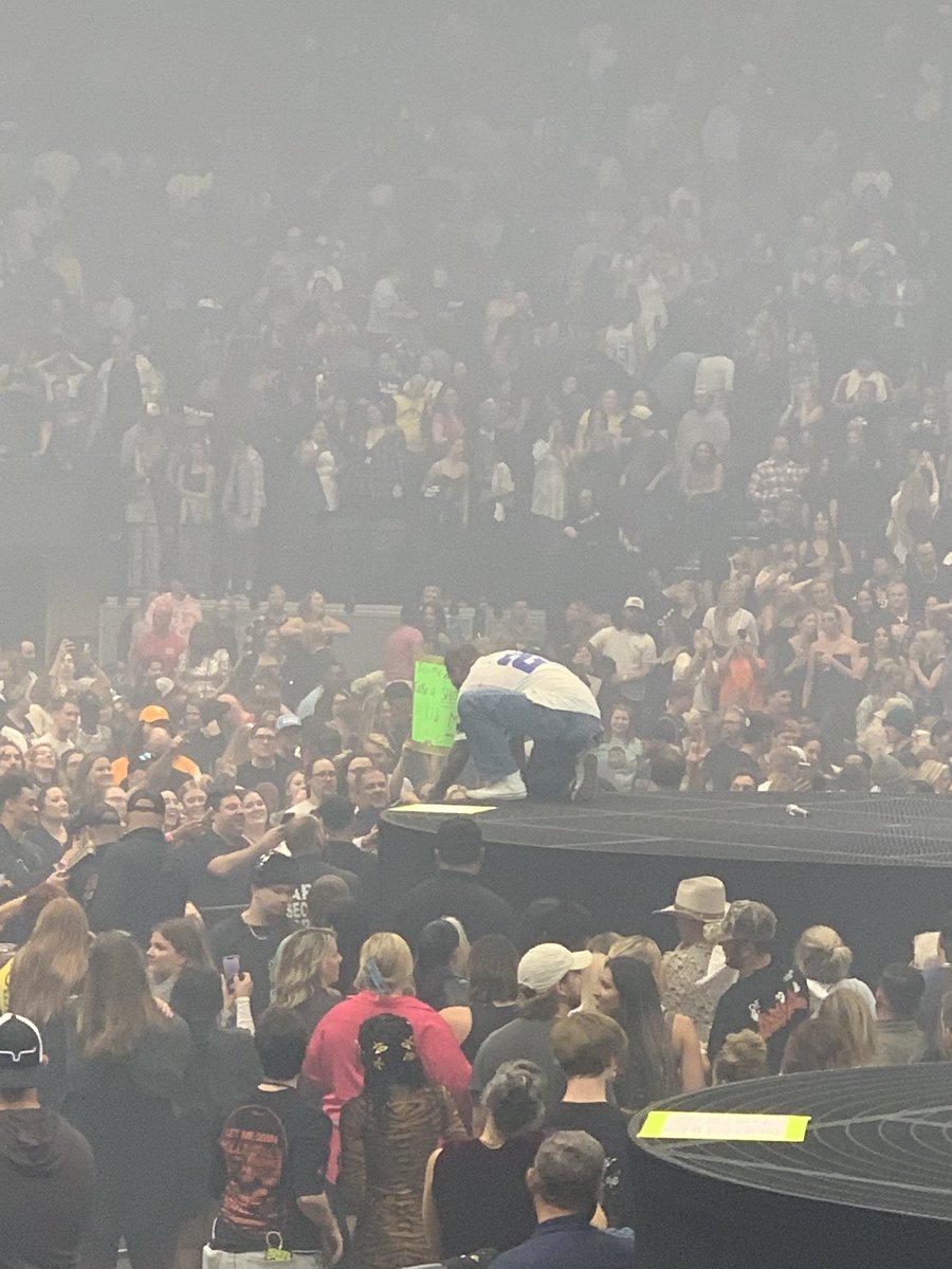 akhuynh's tweet photo. @PostMalone has got to be the most genuine artist I’ve ever seen live. He literally stayed on stage after the show to sign autographs and take pictures with fans. https://t.co/9jnR2rPRCR