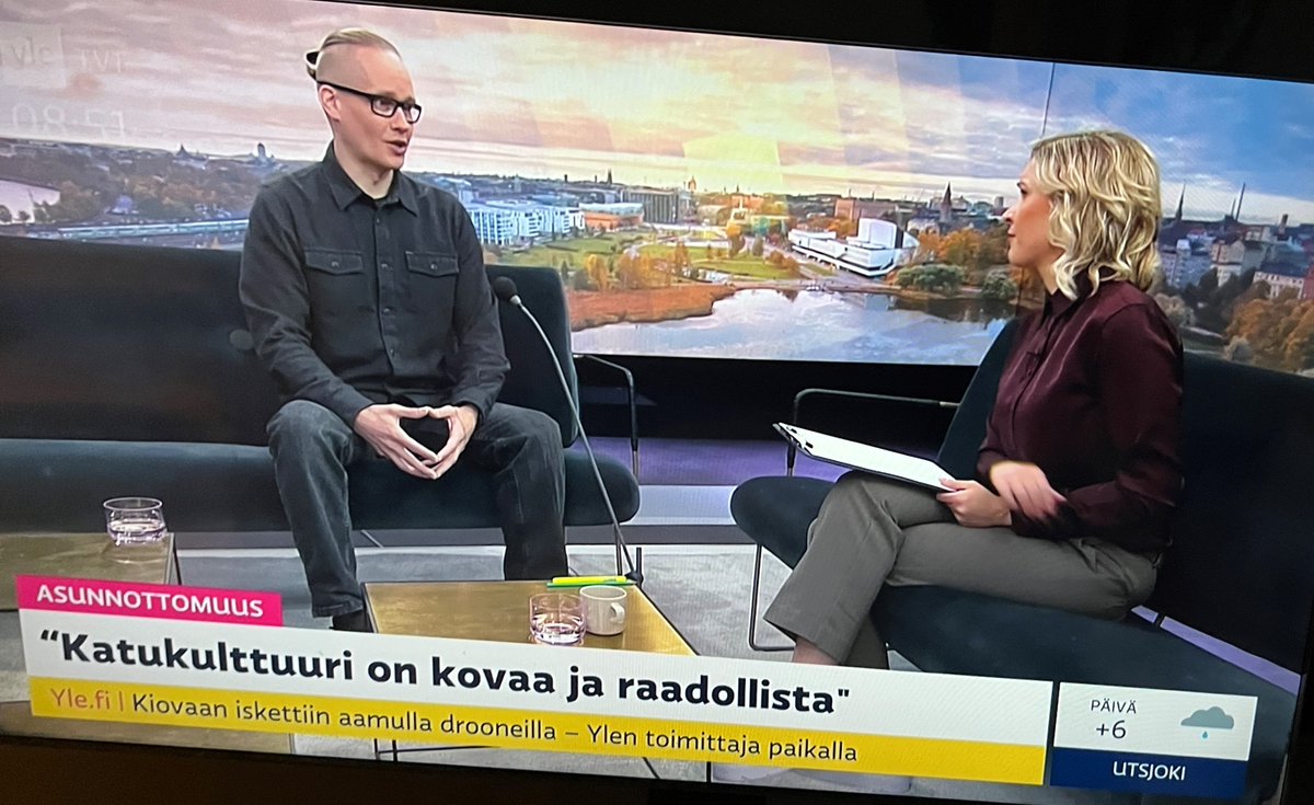 Asunnottomat tarvitsevat asuntoja. Lisäksi vaikeimmassa tilanteessa oleville ihmisille tarvittaisiin pikakaistoja ja enemmän apua sinne missä he ovat. "Suomalainen palvelujärjestelmä on tosi pirstaleinen", sanoo #Tukialus-hankkeen Robert Koski <a href="/YleTV1/">Yle TV1</a> #YlenAamu #AsunnottomienYö