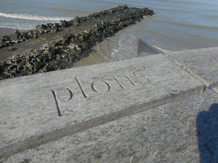 Wat beter maar niet meer bij me hoort
laat zoveel gemakkelijker los aan zee.
Alles wat zo verstikt zat en gesmoord
doet met wat frisse wind weer lekker mee.

(detail gedicht in reling pier Blankenberge)
<a href="/dezeekust/">De Zee Kust -DZK-</a> <a href="/versvandezee/">Vers van de Zee</a> 

facebook.com/els.rentenaar/… /
instagram.com/p/Cjzfpy0MR1g/