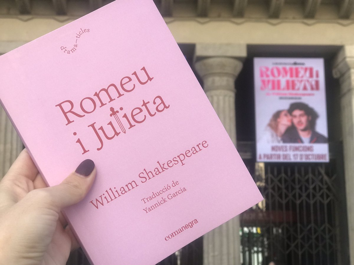 dramaticles's tweet photo. 🔴 SORTEIG! Vols una entrada doble per anar al @teatrepoliorama a veure 'Romeu i Julieta' i emportar-te un llibre?

🏛 Digues dos clàssics literaris de qualsevol època i gènere que t'hagin marcat especialment, fent RT amb comentari.

⏳ Últim dia per participar-hi: dimecres 19/10 https://t.co/XBw7HbScqW