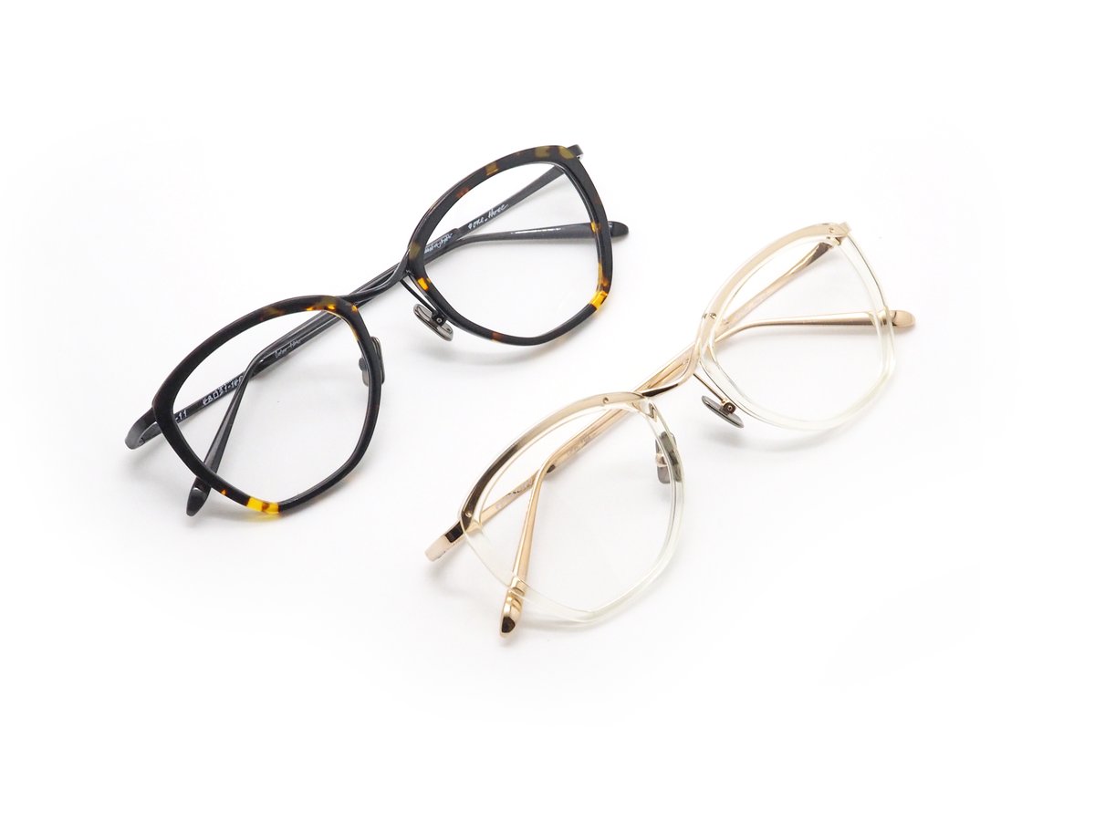 kbt_1950's tweet photo. こんにちは、眼鏡工房久保田です。
One/Three Compound Frameの秋新作が入荷して参りました。
ハイブリッジが特長のコンビフレームシリーズ。こちらはメンズ向けデザイン。ちょっぴり吊り上がったシェイプが目元をリフトアップしてくれます。
#one_three
-----
https://t.co/COmnFGCizP https://t.co/22S4lluFhW