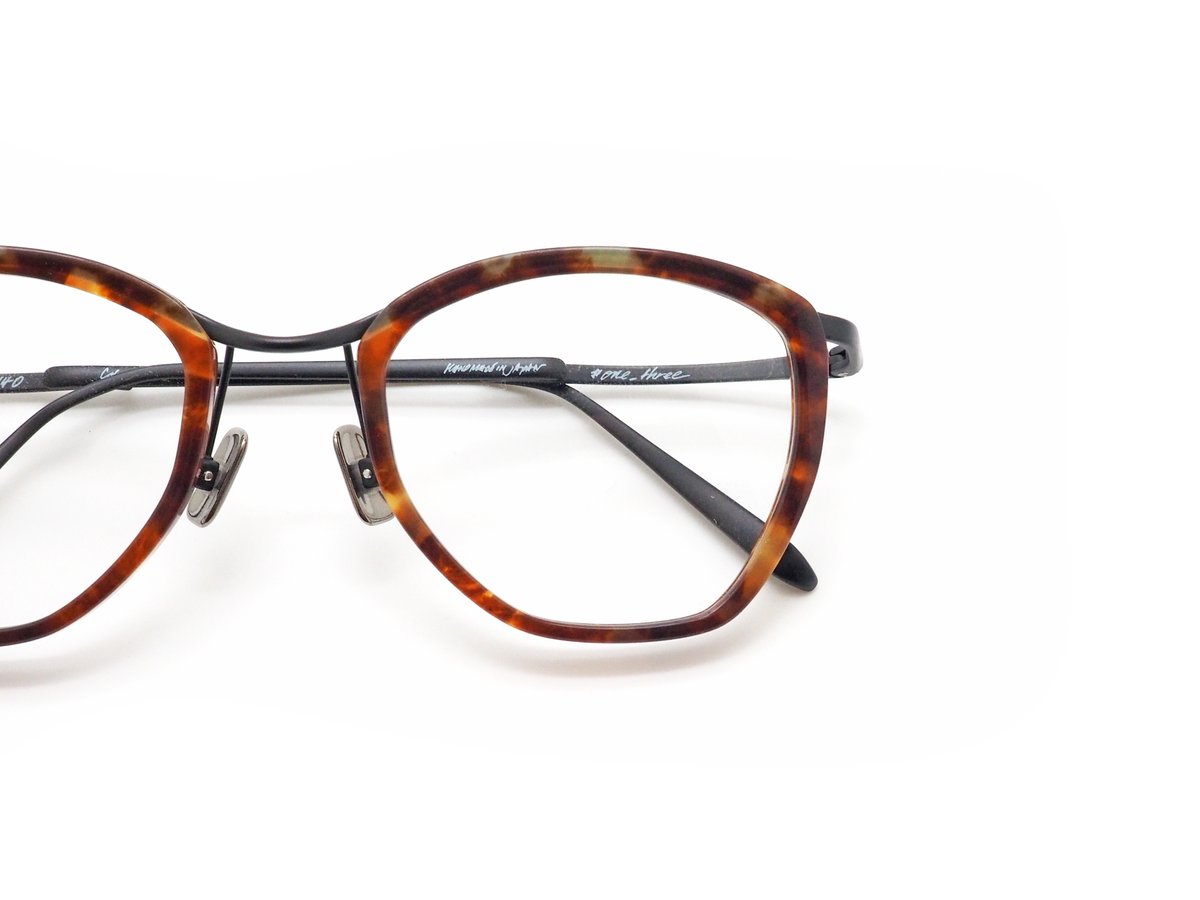 kbt_1950's tweet photo. こんにちは、眼鏡工房久保田です。
One/Three Compound Frameの秋新作が入荷して参りました。
ハイブリッジが特長のコンビフレームシリーズ。こちらはメンズ向けデザイン。ちょっぴり吊り上がったシェイプが目元をリフトアップしてくれます。
#one_three
-----
https://t.co/COmnFGCizP https://t.co/22S4lluFhW