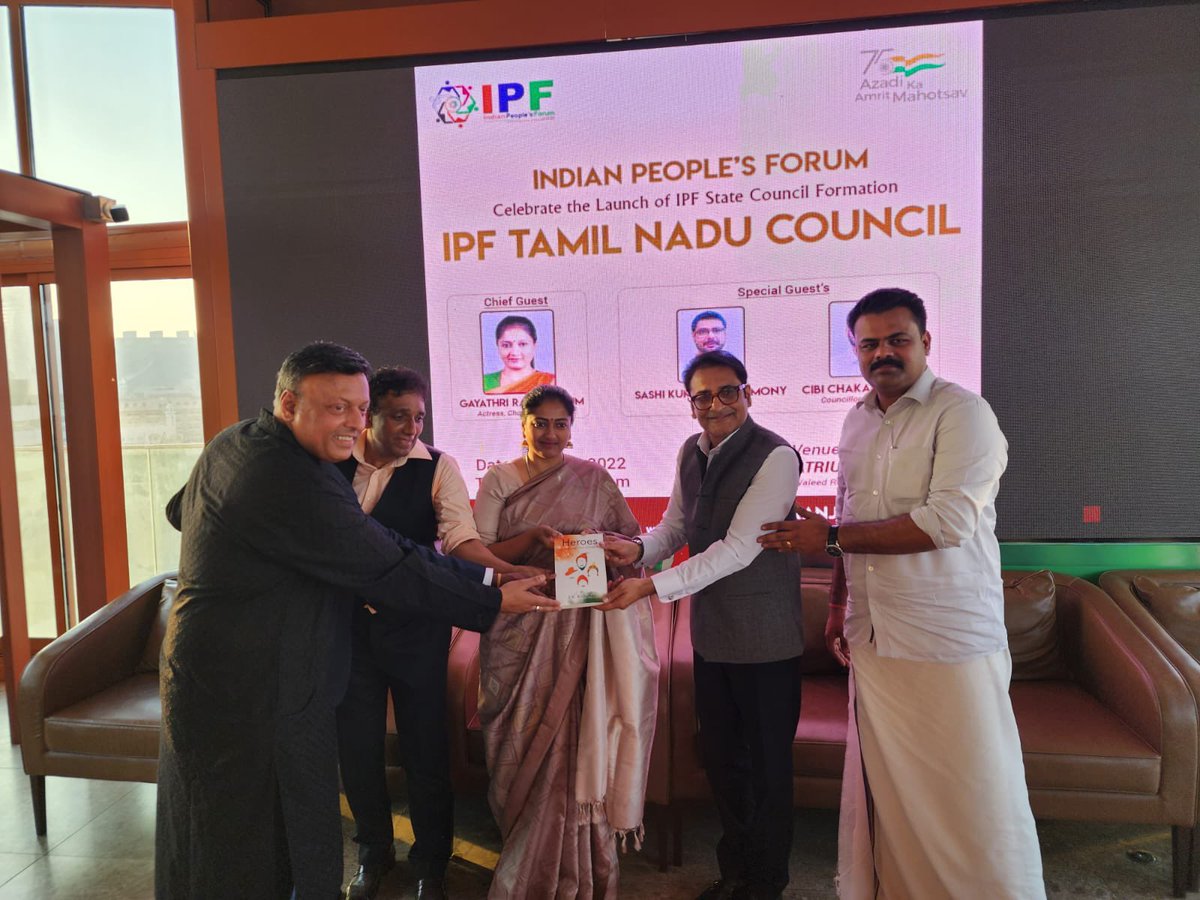 Gayatri_Raguram's tweet photo. On behalf of Shri .@annamalai_k JI and all of us we gifted Saint Thiruvalluvar idol to IPF UAE. And also the book “Heroes” by Nationalist Dr. Rajkumar JI was released. 
@vijai63 @ActorSashi @cibi_cm https://t.co/yhUuxeZ61a