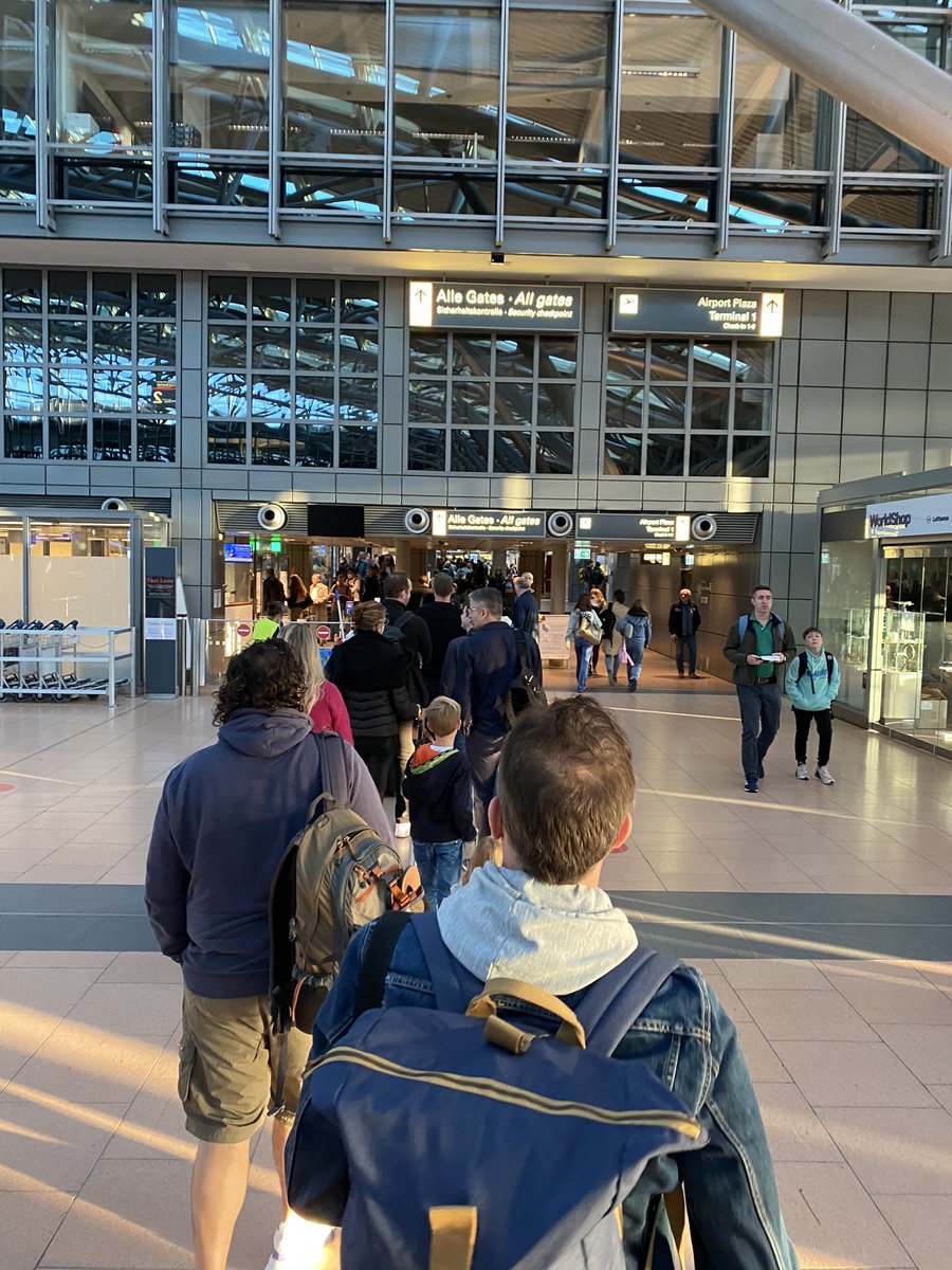 sven_schuldt's tweet photo. Vielleicht kann sich das Managements des @FlughafenHAM endlich mal entscheiden, ob die FastLane geöffnet oder geschlossen ist - vor zwei Wochen geöffnet, jetzt geschlossen. So kann man als Reisender seine Zeit nicht planen! https://t.co/uu8ijaPMo1