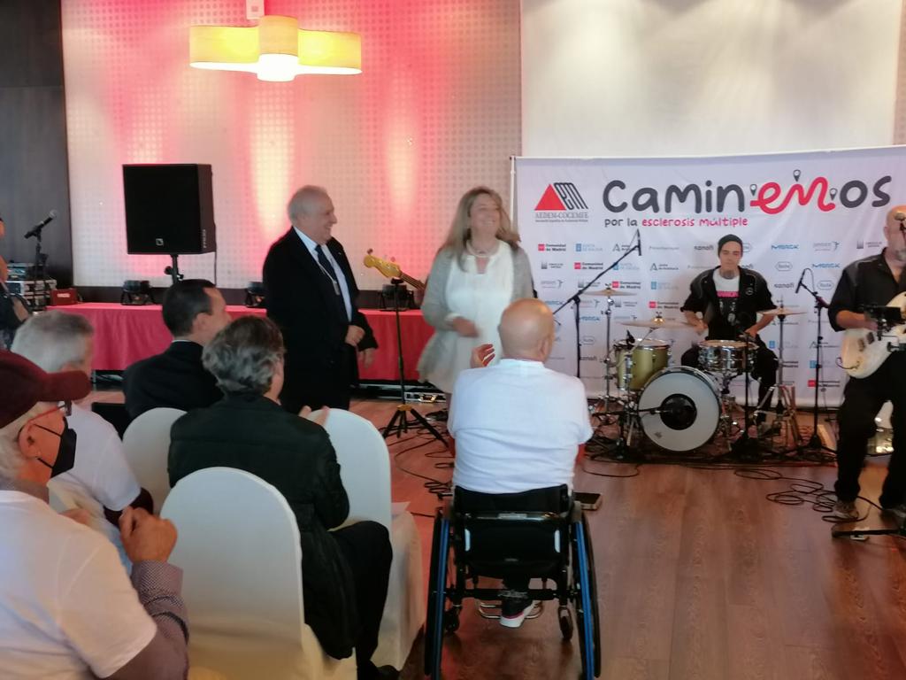 PazodeRaxoi's tweet photo. 📢A concelleira de Políticas Sociais, Mila Castro, e membros da Corporación municipal, participaron no evento final da campaña CamiñEMos pola #EsclerosisMúltiple coa que asociacións da #AEDEM realizaron de forma real ou simbólica unha etapa do camiño para dar visibilidade á #EM👏 https://t.co/CKyUkil11N