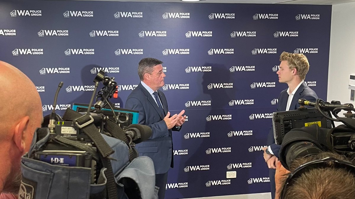 WAPoliceUnion's tweet photo. #WAPU President Mick Kelly addressed the media today following a violent assault on our member. He highlighted the unique challenges facing police and called on the Govt. to provide better pay and working conditions. Tune in to 10, 9, ABC and 7 tonight! #perthmedia #wapol #police https://t.co/5T4RIMadFK