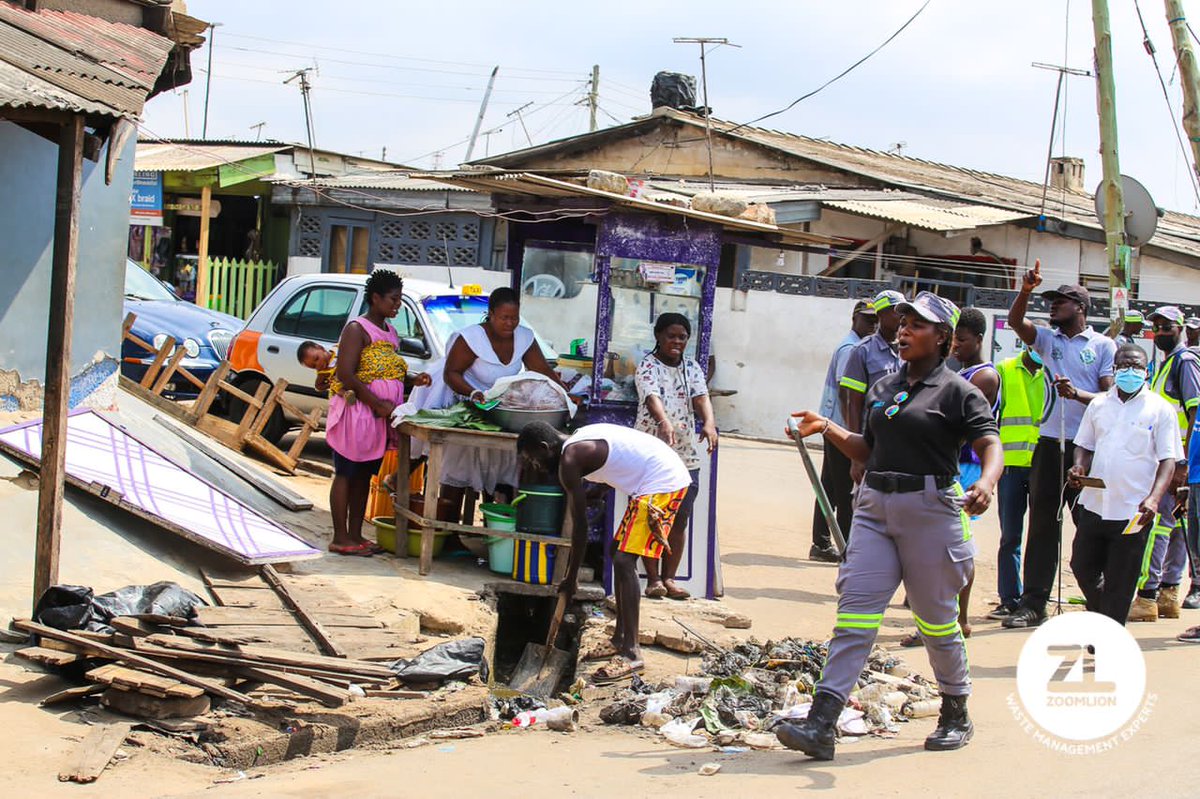 LivingstoneAnk4's tweet photo. When you fail to clean your frontage you would be forced to clean it when we visit and also sanction you for not doing that 
#OperationCleanYourFrontage
#GetABin
@ZoomlionLtd
@Upprghana https://t.co/y6V76Ex10m