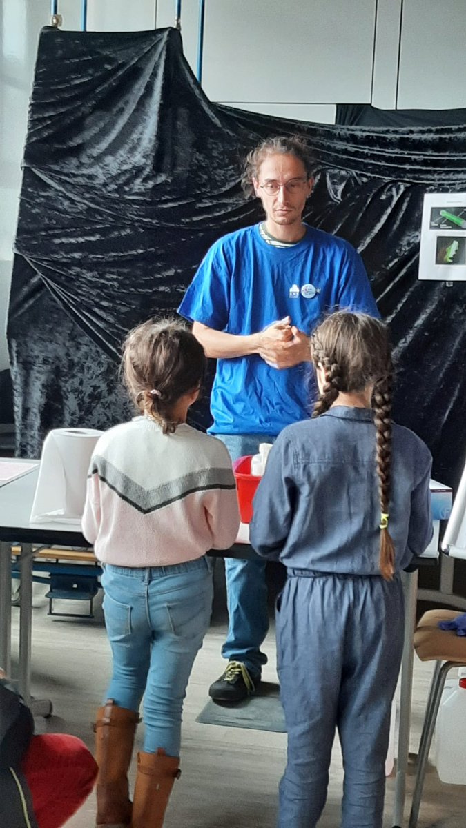 Chimie__ENS's tweet photo. Retour sur la @FeteScience le week-end dernier @ENS_ULM. La découverte de la chimie par des collégiens vendredi et le public samedi. Jardins chimiques, jeux, molécules… https://t.co/3Mml6yFvIV
