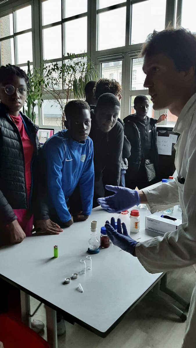 Chimie__ENS's tweet photo. Retour sur la @FeteScience le week-end dernier @ENS_ULM. La découverte de la chimie par des collégiens vendredi et le public samedi. Jardins chimiques, jeux, molécules… https://t.co/3Mml6yFvIV