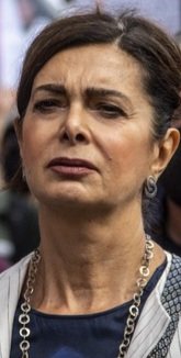 ChiodiDonatella's tweet photo. #Fontana non sa scrivere #inpiegato?
Forse.
Ma la #Boldrini, che posta un #video #fake come un #troll qualsiasi sul #presidentedellaCamera e poi lo definisce"#inconveniente"non sa scrivere carognata.
Perché non è un"inconveniente".
È proprio una carognata.
https://t.co/EC8xgqBAlG https://t.co/kF991BzdAn