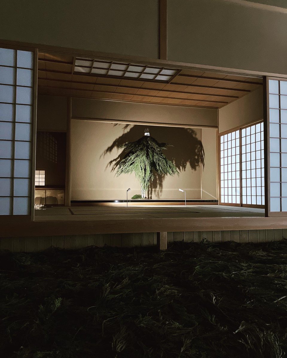 #山梨県立美術館 にて開催中のアーティスト諏訪綾子さん　<a href="/ayakosuwa/">諏訪綾子</a> による展示。

「内臓であじわう循環のテイスト　TALISMAN in the wood」

マルシェの終わりに「森からのタリスマンを受け取るリチュアル」を拝見することができました。