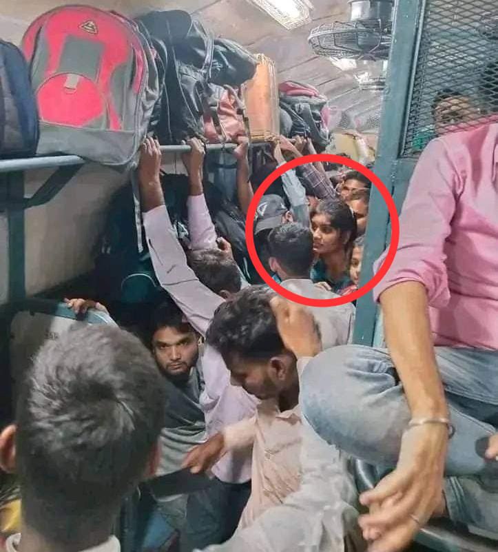 BAIBHAV52811093's tweet photo. बेबसी___________ बेरोजगारी

ये जो लाल घेरे में लड़की खड़ी है ना, जरा इसके संघर्ष और बेबसी को महसूस तो करके देखो। रोज बसों, रिक्शा के धक्के खाना, दिन रात मेहनत करके जागकर पढ़ना, ठीक ठाक फीस देकर परीक्षा का फॉर्म भरना, लंबे समय तक परीक्षा तिथि का इंतजार करना, और जब परीक्षा स्थल तक https://t.co/QQpUBFqcIF
