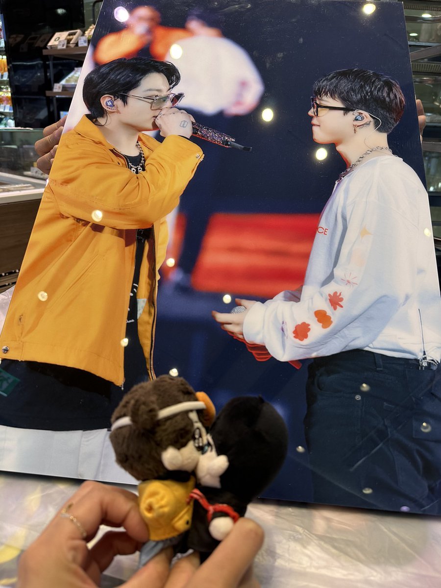 MMSO97400788's tweet photo. 買了黑白姐的框,結果行李箱太小,隨身行李也超過尺寸...🥲還好有同伴的國際友人協助寄貨,國旻跟我回家吧~一個月後見面🥰
#jikook
#blacknwh https://t.co/pfHG8G1d6U