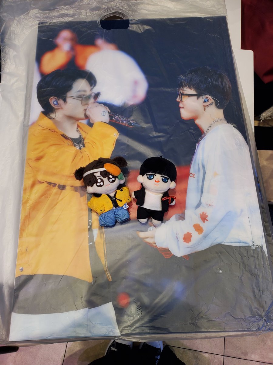 MMSO97400788's tweet photo. 買了黑白姐的框,結果行李箱太小,隨身行李也超過尺寸...🥲還好有同伴的國際友人協助寄貨,國旻跟我回家吧~一個月後見面🥰
#jikook
#blacknwh https://t.co/pfHG8G1d6U