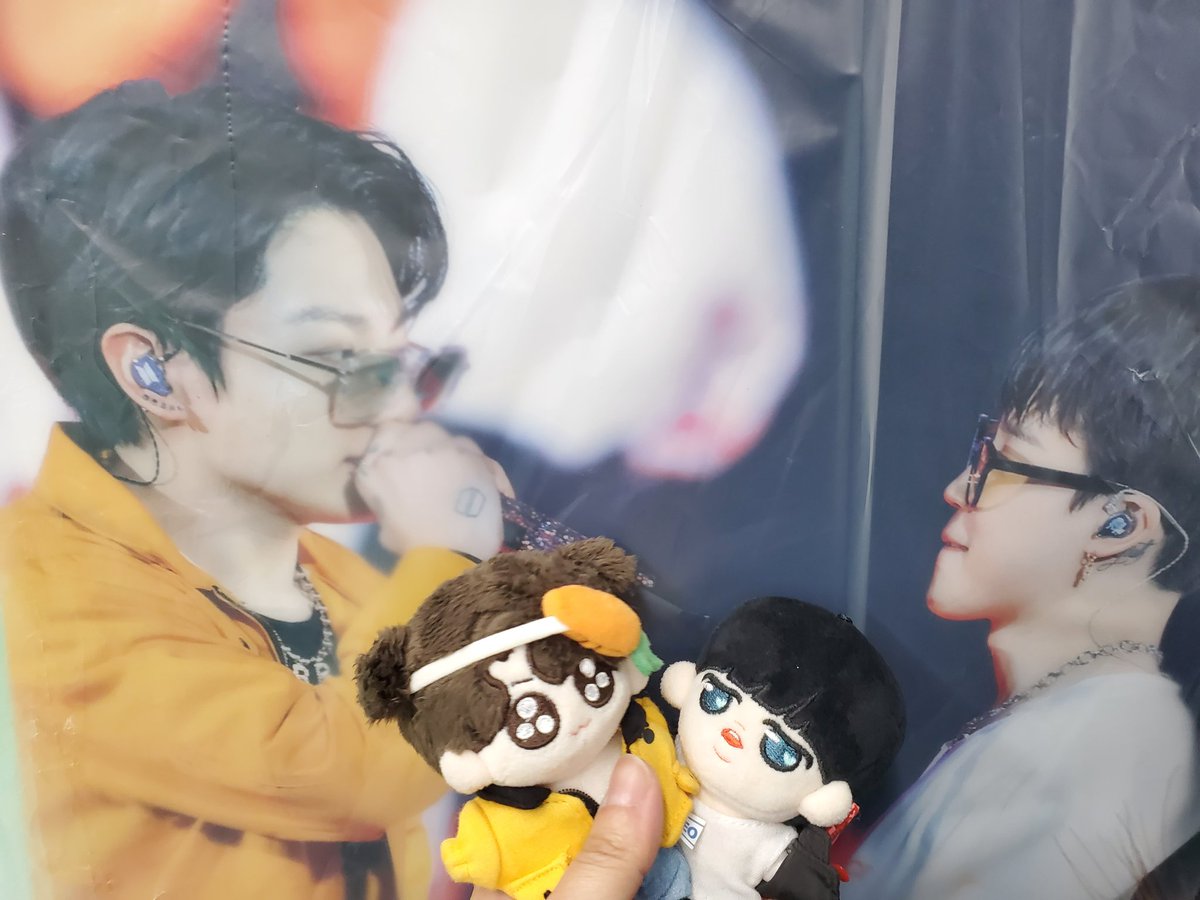 MMSO97400788's tweet photo. 買了黑白姐的框,結果行李箱太小,隨身行李也超過尺寸...🥲還好有同伴的國際友人協助寄貨,國旻跟我回家吧~一個月後見面🥰
#jikook
#blacknwh https://t.co/pfHG8G1d6U