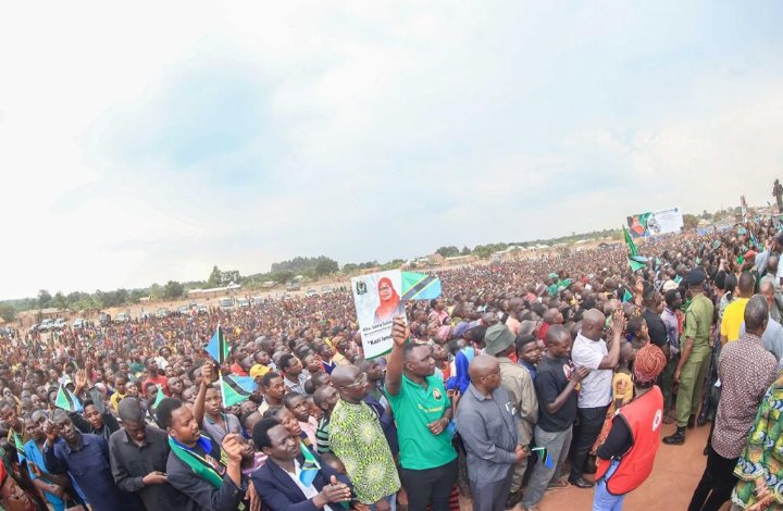 KongweTv's tweet photo. Rais wa Jamhuri ya Muungano
wa Tanzania Mhe. Samia Suluhu Hassan  akizungumza na Wananchi wa Mvugwe -Kasulu wakati  akiwa njian kuelekea  Kasulu Mjini kufungua Chuo Cha Ualimu Kabanga .
#CCMImara
#KaziIendelee https://t.co/gMBgJ4Tedy