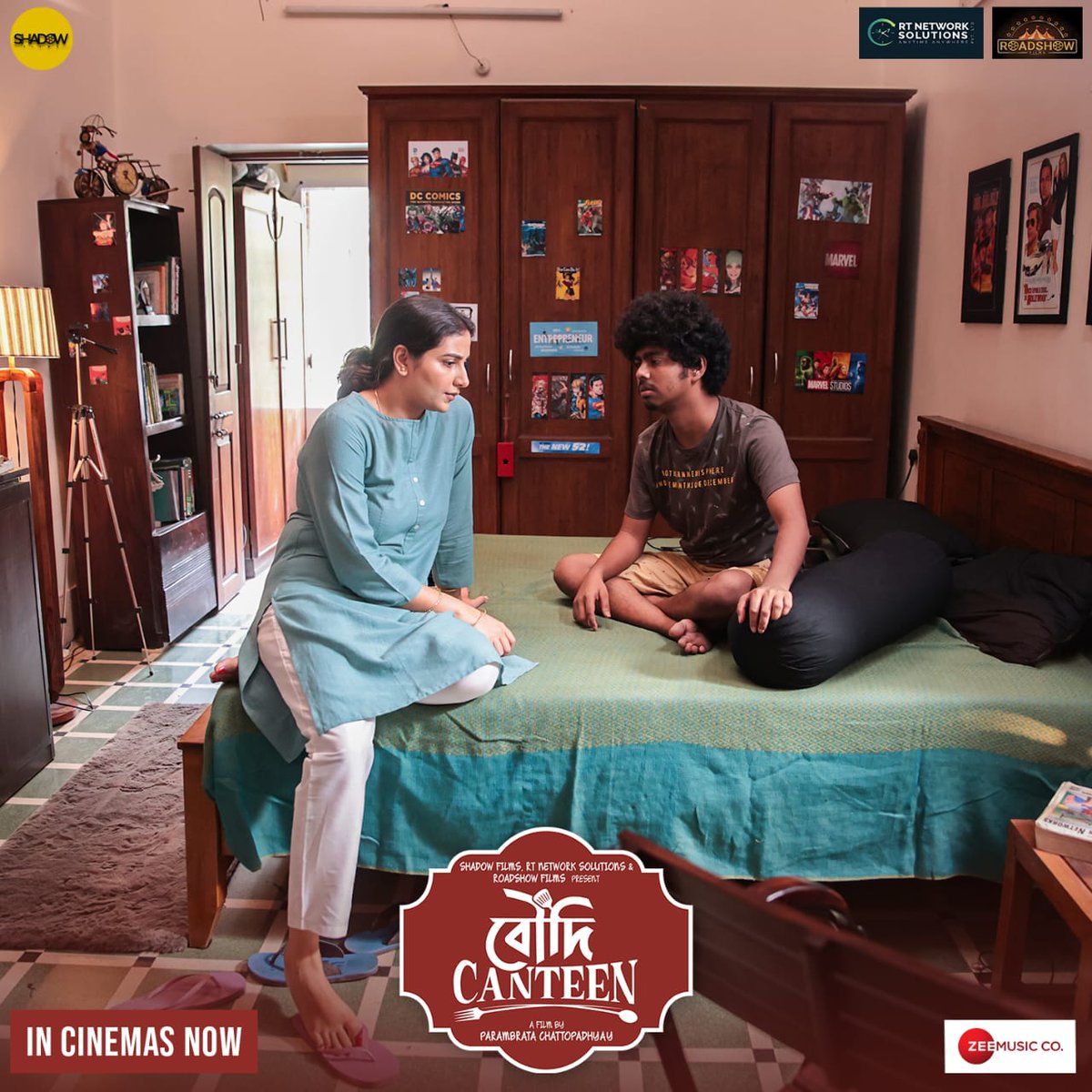 পৌলমী প্রথাগত কিছু ধ্যান-ধারণাকে চ্যালেঞ্জ জানিয়ে বেছে নিয়েছে নিজের স্বপ্নকে।
Book your tickets for #BoudiCanteen on:
bit.ly/BMSBoudiCanteen
#InCinemasNow 
<a href="/paramspeak/">parambrata</a> <a href="/subhashreesotwe/">Subhashree Ganguly</a> <a href="/myslf_soham/">Soham Chakraborty</a> <a href="/Aritra_Dreams/">Aritra Sen</a> <a href="/joythejoyous/">Joy Sarkar</a> <a href="/ShadowFilmsHere/">Shadow Films</a> <a href="/DeyShyamS/">SHYAM SUNDAR DEY</a> <a href="/zeemusicbangla/">Zee Music Bangla</a>