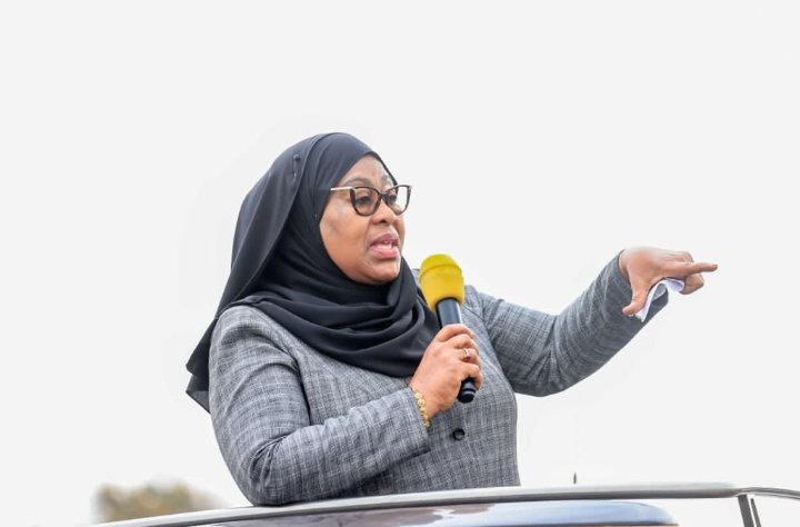 KongweTv's tweet photo. Rais wa Jamhuri ya Muungano
wa Tanzania Mhe. Samia Suluhu Hassan  akizungumza na Wananchi wa Mvugwe -Kasulu wakati  akiwa njian kuelekea  Kasulu Mjini kufungua Chuo Cha Ualimu Kabanga .
#CCMImara
#KaziIendelee https://t.co/gMBgJ4Tedy