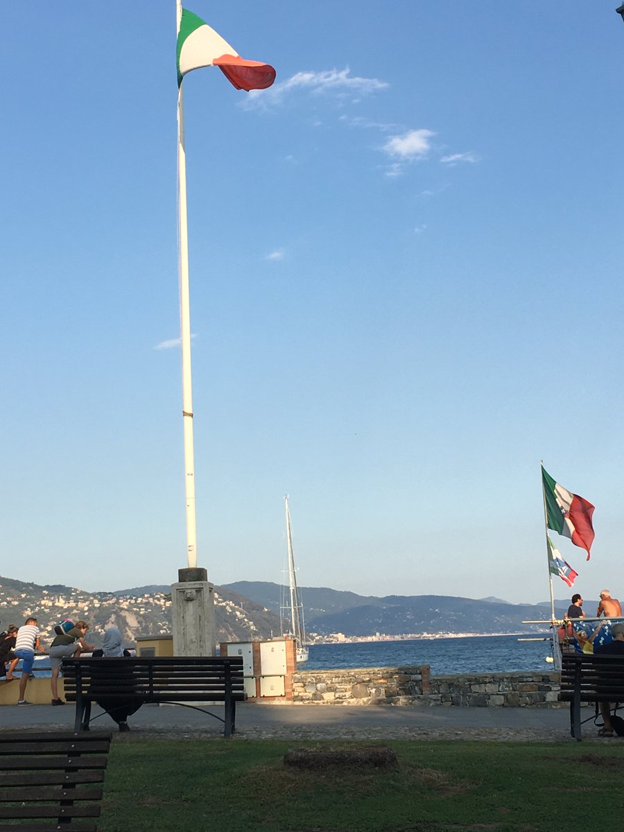 colomboclerici's tweet photo. Non si rendono conto che,dovunque vadano,saranno considerati sempre italiani:e quindi si diano da fare per tenerne alto il nome.Che,se mai si dovessero presentare poveri nei luoghi in cui oggi sono riveriti perché "paganti",allora sì che da italiani poveri se la vedrebbero brutta https://t.co/3mcC7m11uN