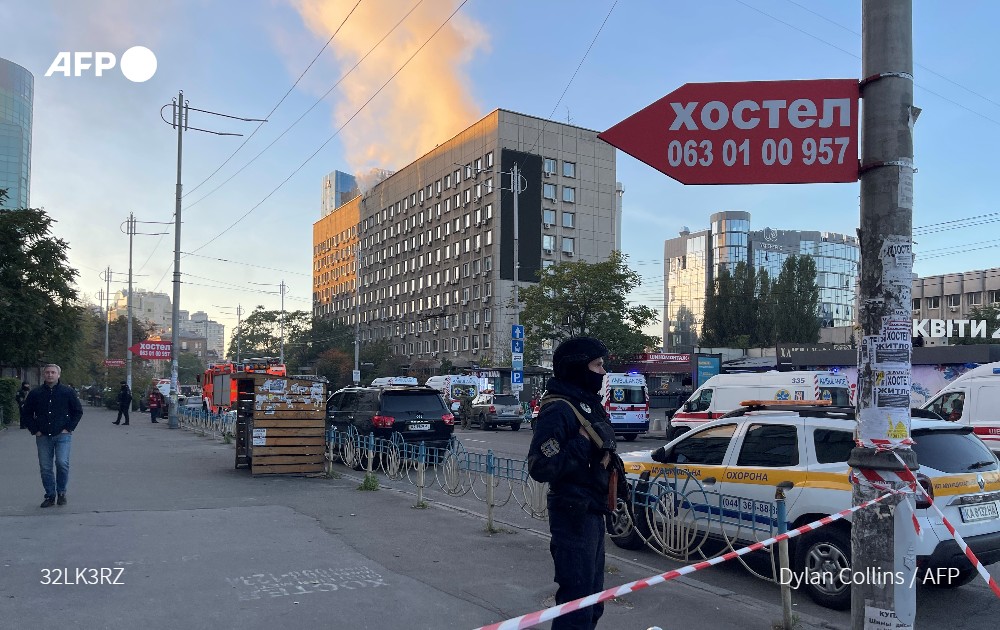 AFPespanol's tweet photo. 🇺🇦🇷🇺 Las autoridades ucranianas informan de que Kiev fue golpeada por la mañana con cuatro bombardeos lanzados por el ejército ruso con drones iraníes que causaron daños en un edificio residencial #AFP https://t.co/VHKFlSYsB6