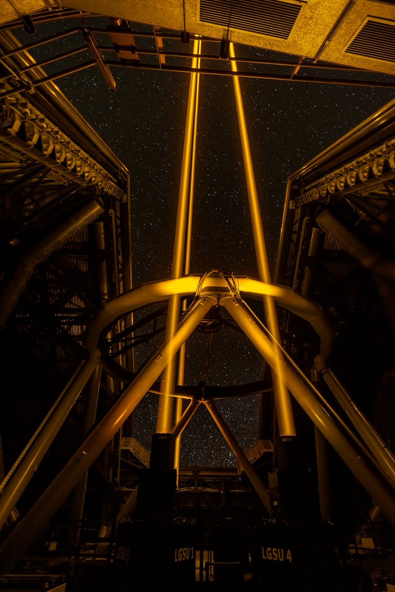 In today's Picture of the Week, the UT4 telescope at our VLT in Chile fires its lasers up to the sky. They excite sodium atoms 90 km from the ground, creating artificial stars that we use to measure and correct turbulence. 🔗 orlo.uk/zhD4s Credit: @zdenek_bardon/ @ESO