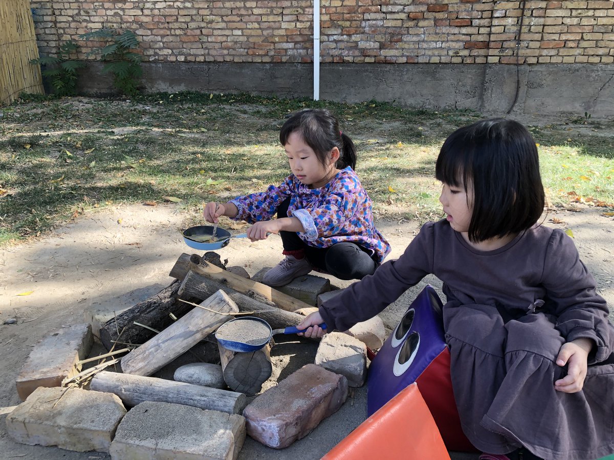 BrianJKasper's tweet image. Campfire cooking with some early years chefs #tashschool @DohaDerek @billkralovec #outdoorlearning #looseparts #playbasedlearning