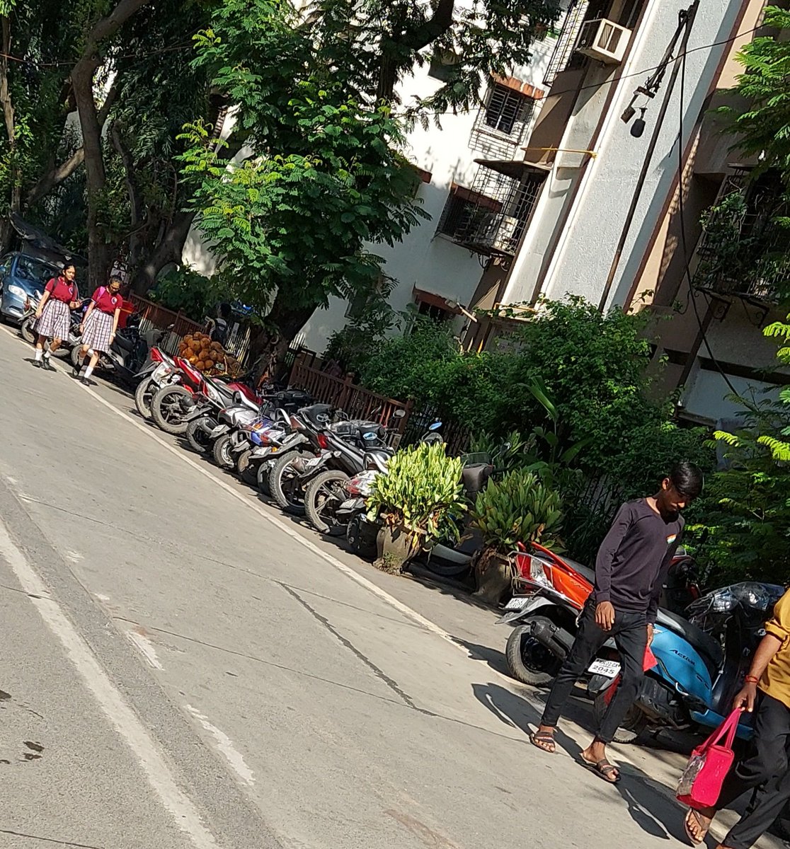 sundernagar64's tweet photo. @MTPHereToHelp @MumbaiPolice 
This is the condition of road from S.V.rd to dalmia college, Malad west. Lot of complaints from local residents. Request you to pls install no parking boards or alternate day parking. Tourist vehicles, pvt buses all parked here. Pls help us. https://t.co/TtnISdOTg1