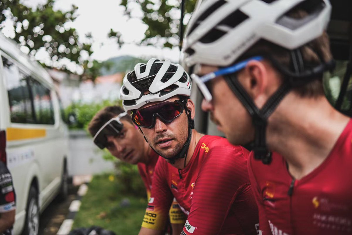 chinaglorypro's tweet photo. We’re out and about with Willie Smit one more time in the breakaway of the day!

#PETRONASletourdelangkawi2022 #PETRONASLTdl2022 https://t.co/CBC2GkdH9y