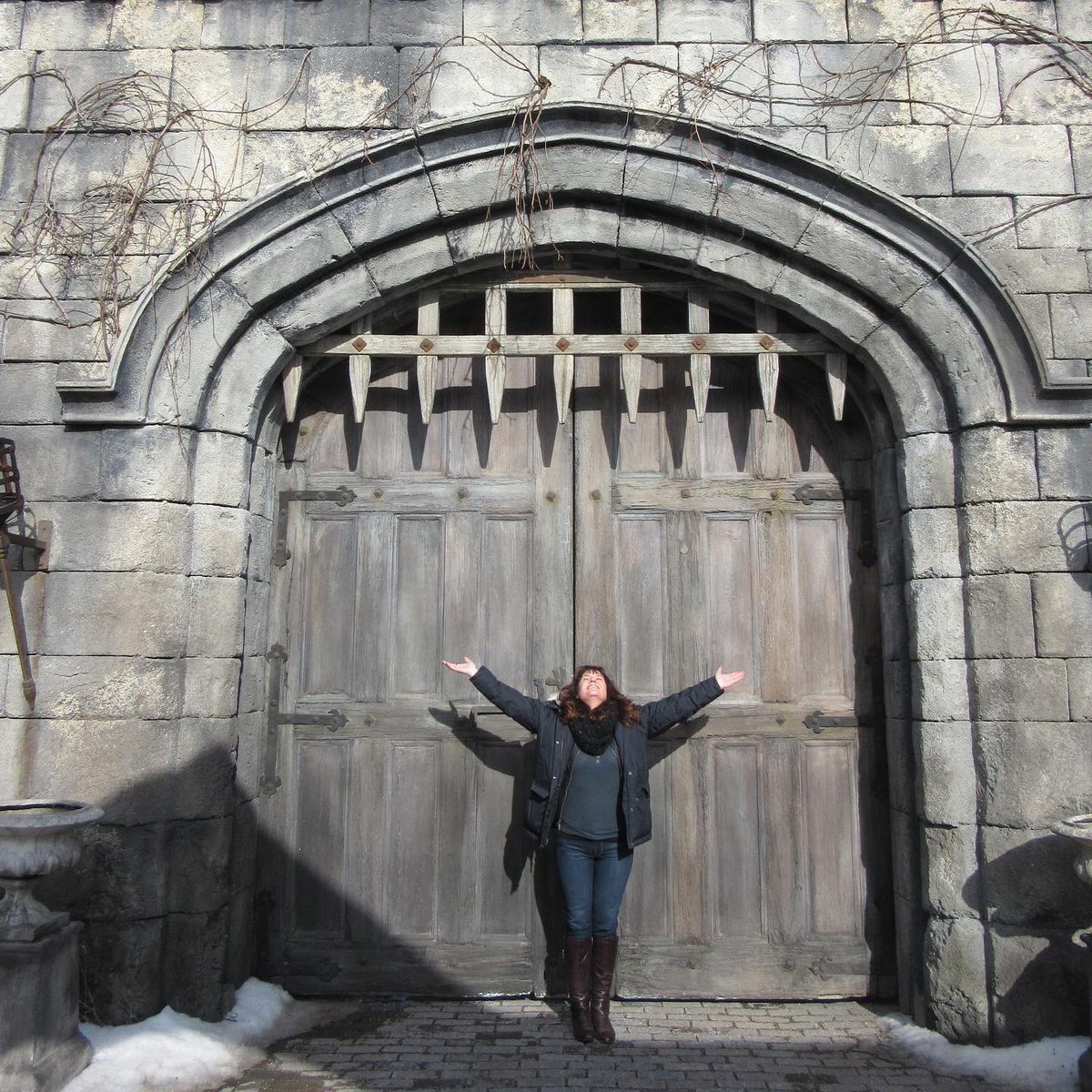 ReignedUsIn's tweet photo. Happy 9th Anniversary #Reign!!! WOW!! 👑👑 Just wanted to share some of my favorite photos, thoughts and thank-yous! https://t.co/qiU0eEYUMR