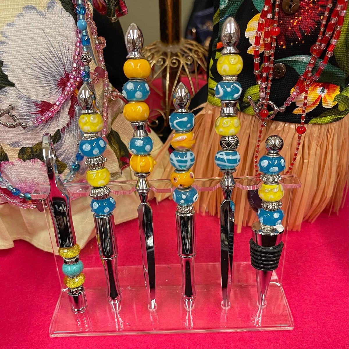 PinkEligio's tweet photo. Fun time at my first holiday craft show! It was a successful 2 days! It was great to see everyone again - old and new friends! One down - 3 more shows to go! 🌲🎁🌲 https://t.co/hGpbo8CfT2