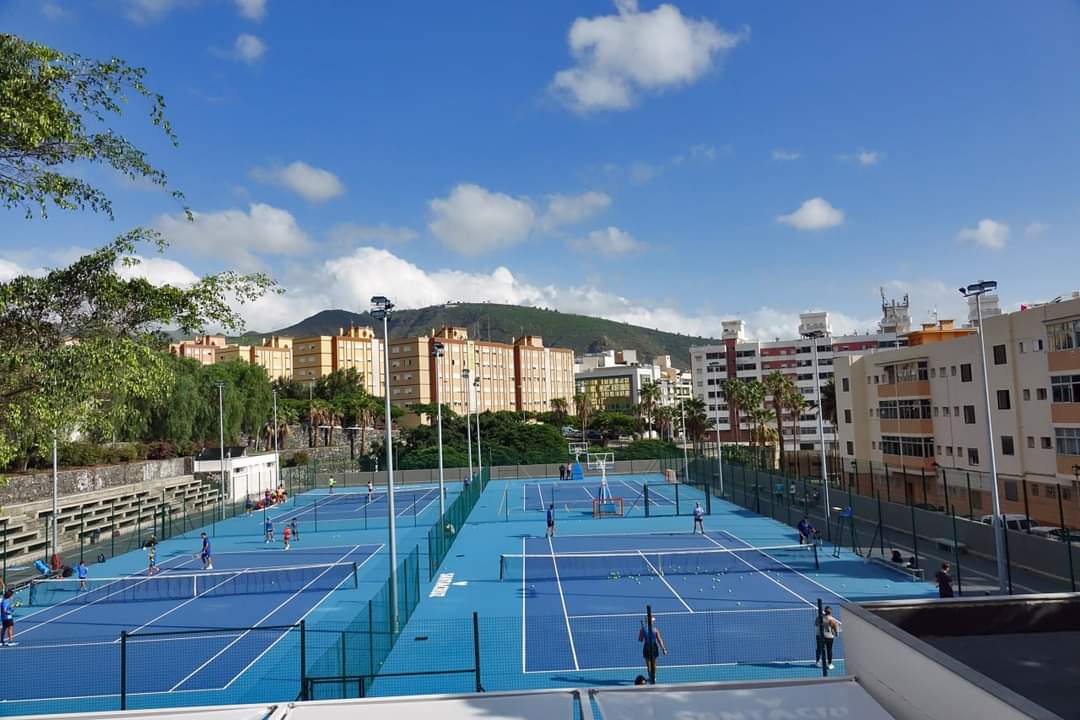 jferrives's tweet photo. Así arreglamos el problema de instalaciones en @santacruz_ayto
Las delicias: Pagando
Piscina Paco Álvarez: Privatizada y adiós al Squash
Tio pino: Privatizada 
Oye pues ni tan mala la gestión deportiva de @BermudezSCT 
Nombro a @carlostarife porque Alicia solo lee en los plenos. https://t.co/C0JdTfzF7A