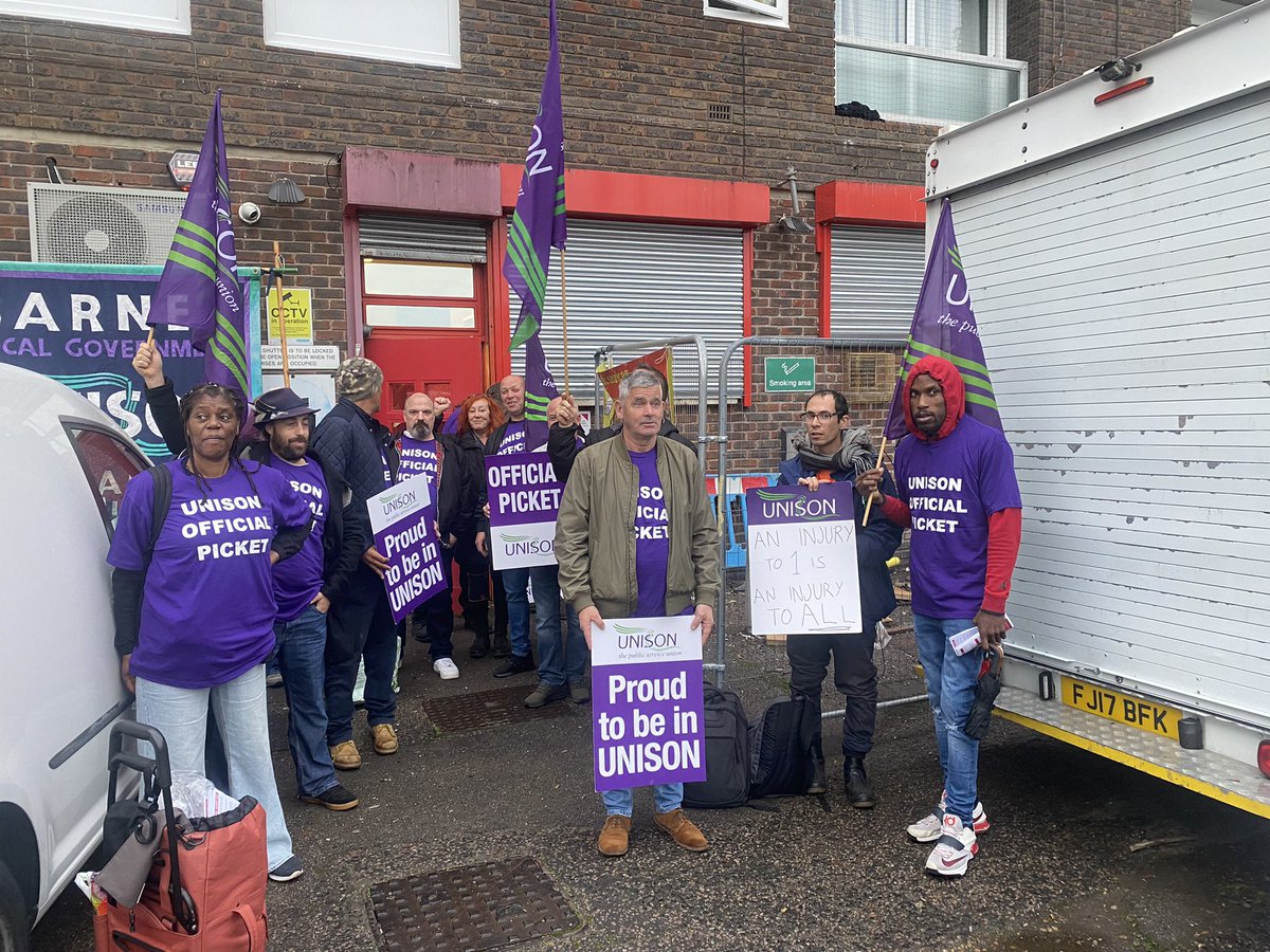 #Barnetstrikers 
<a href="/barnet_unison/">(((barnet_unison))) VOTE YES FOR STRIKE ACTION</a> 
Picket!
Solidarity is strong !
An injury to one is an injury to all !