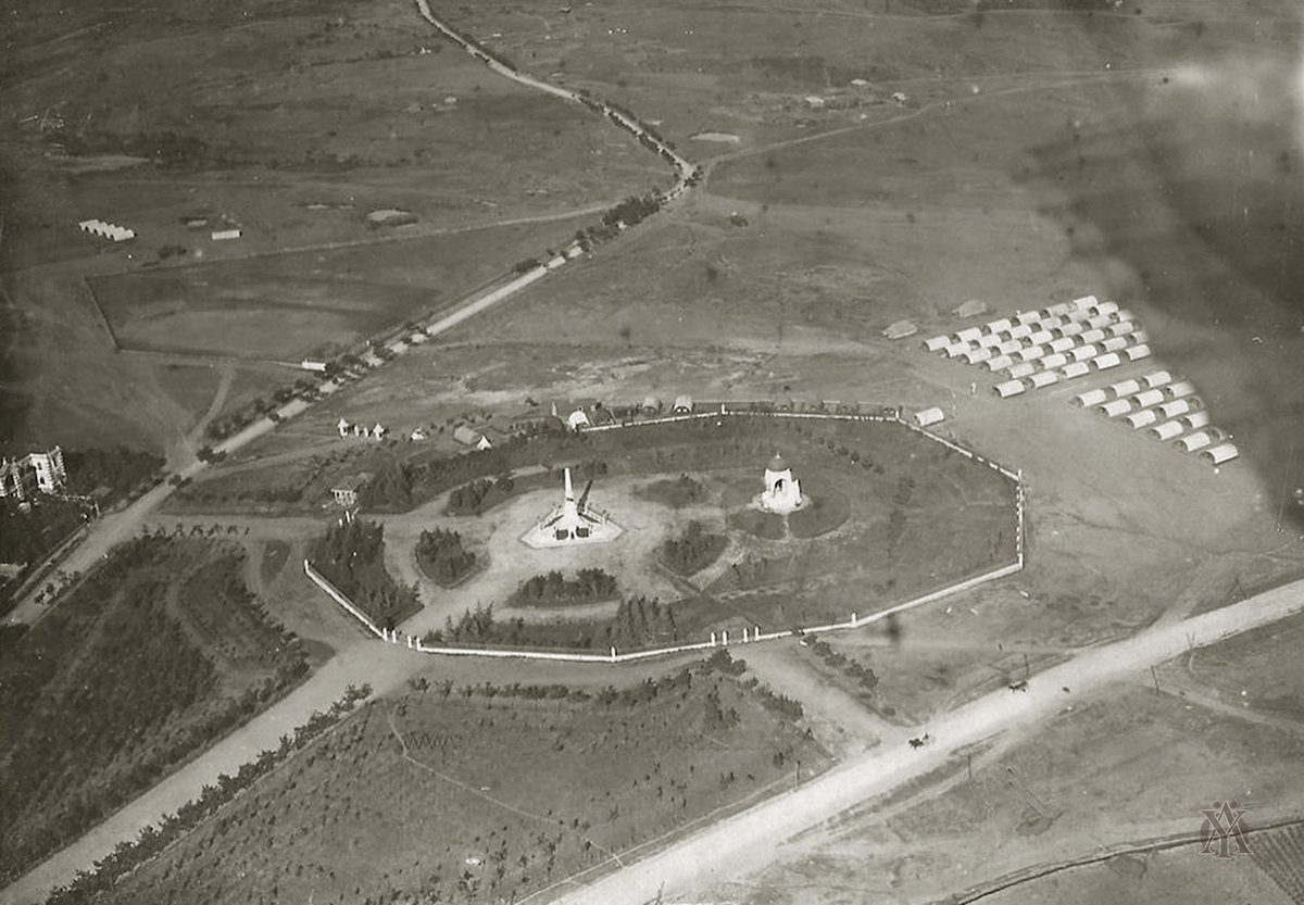 1.Dünya Savaşı yıllarında bir Alman zeplininden çekilen bu hava fotoğrafında Çağlayan'daki Abide-i Hürriyet tepesi görülüyor. Günümüzde bu anıtın hemen yanında Çağlayan Adliyesi bulunmaktadır.