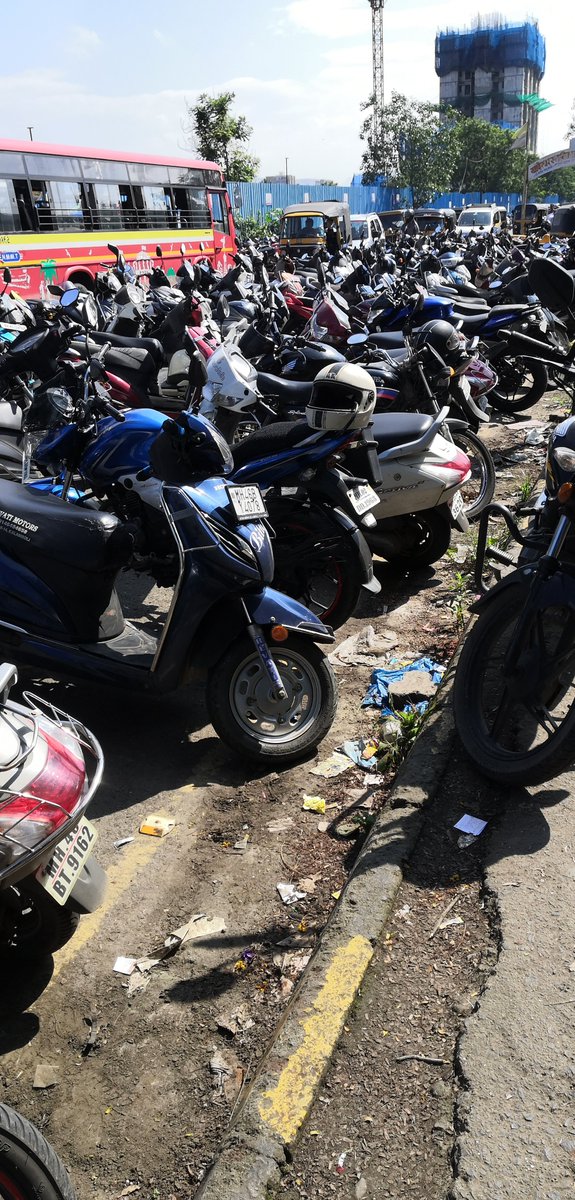 Rocky2161's tweet photo. @drmmumbaicr @DrSanMukherji @Raina_Assainar @PritamJMhatre @RPFCRBB @drmbct  Roadside parking issue continues..

Because of which,Morning and evening congestion outside Khandeshwar Station https://t.co/jkKgeN9g7q