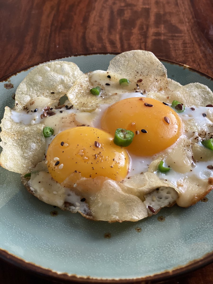 Finelychopped's tweet photo. Cheese chilli wafer per eedu.

When a Bengali son in law combines two Parsi breakfast traditions. 

Scamorza: @DairyCraft 
Wafers: @CandiesCafe chicken sandwich leftover accompaniments
#finelychoppedkitchen
#finelychoppedbreakfasts 
#takingthingsinyourownhands 
#sunnysideup https://t.co/6M7RGHjdCF