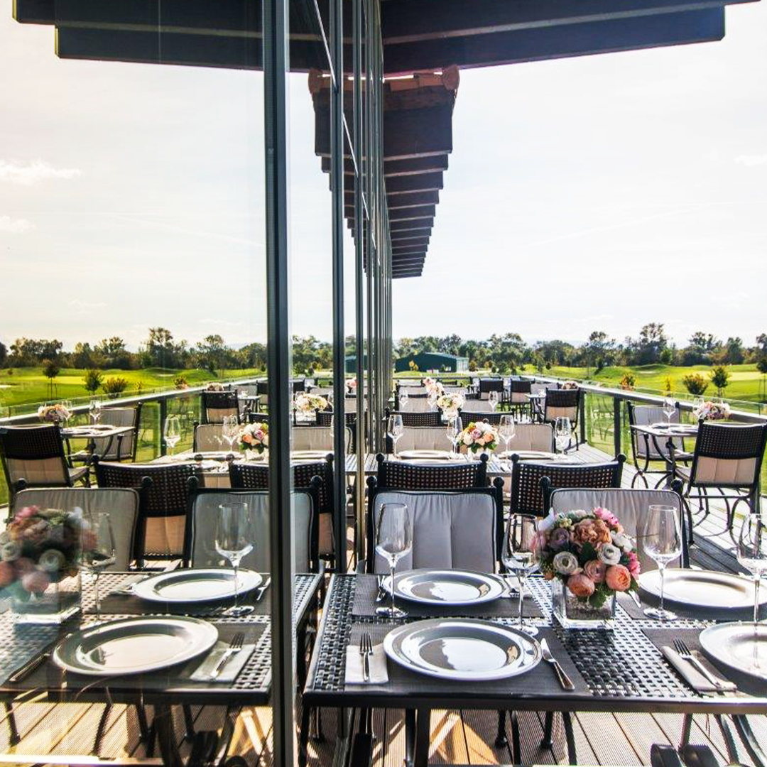 TheodoraGolf's tweet photo. #5ani de amintiri perfecte. Surprinse sau nu în fotografii, aminirile de la #TheodoraGolfClub sunt mici celebrări pentru momente de neuitat: pe terasa restaurantului The View, pe șezlongul de lângă piscina cu apa îmbietoare, lângă Club House, ori pe impresionantul teren de golf. https://t.co/DewyWvv9Nj