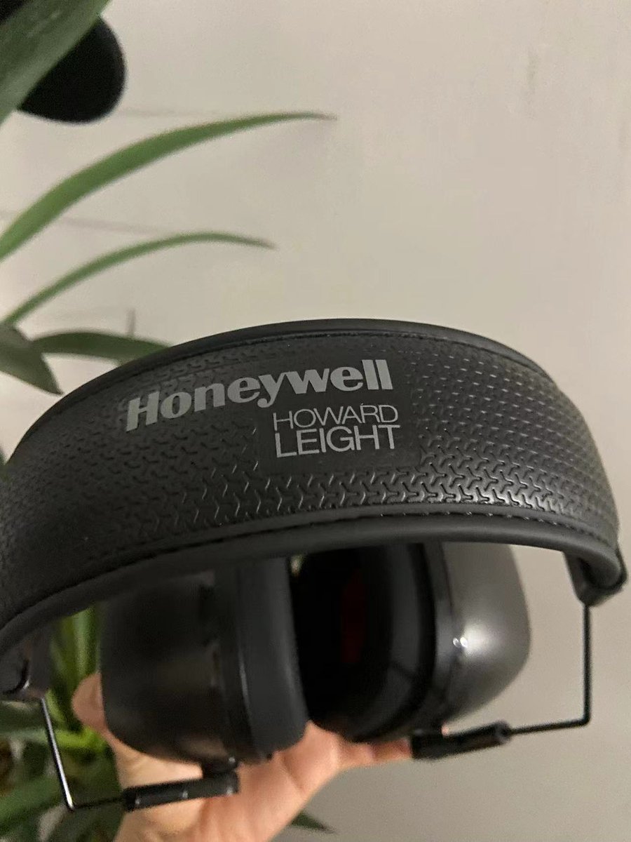 pupcorn505's tweet photo. I usually don't like how earplugs or earmuff feel, but these ones are much better #misophonia #earplugs #pluggerz #honeywell https://t.co/k6OXoEYOUu