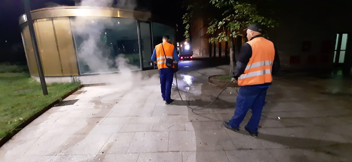 Grande lavoro di <a href="/aprica_spa/">Aprica</a> alle prime ore di questa mattina per il ripristino di piazza Matteotti e del Sentierone dopo la manifestazione "Mercatanti in Fiera", che ha attirato oltre 100mila persone nel centro di #Bergamo.